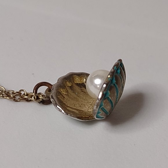 Clam Shell With Faux Pearl Pendant Necklace Adjustable 18 To 20 Inches Long - Picture 3 of 12